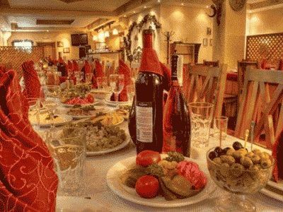 На столе