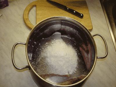соль в кастрюлю