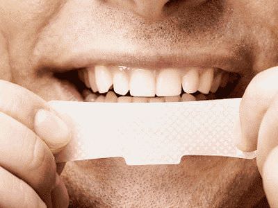 Используем наклейку для очистки зубов