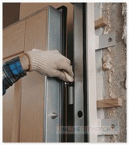 Дома устанавливаем двери купе