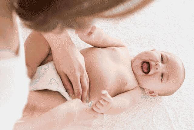 Новорожденный не может сходить по большому: что делать?