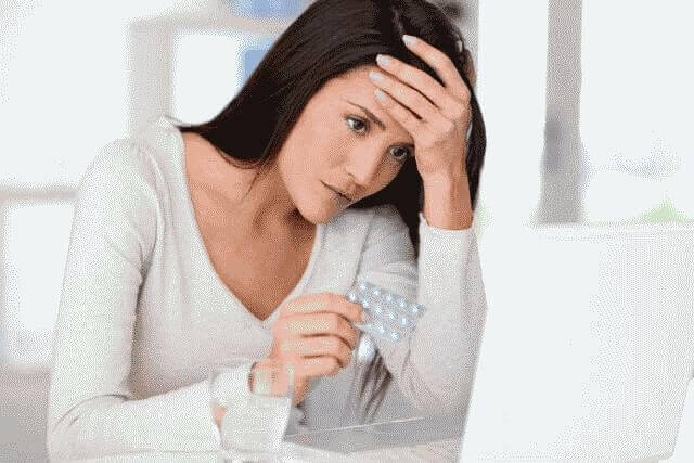 Почему болит голова в лобной части и давит на глаза?