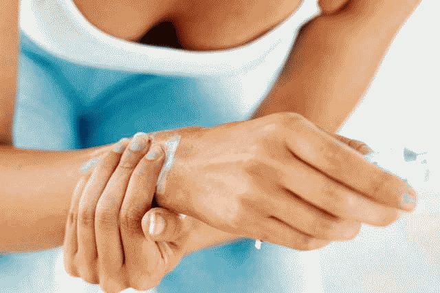 Болит кисть руки при сгибании: что делать?